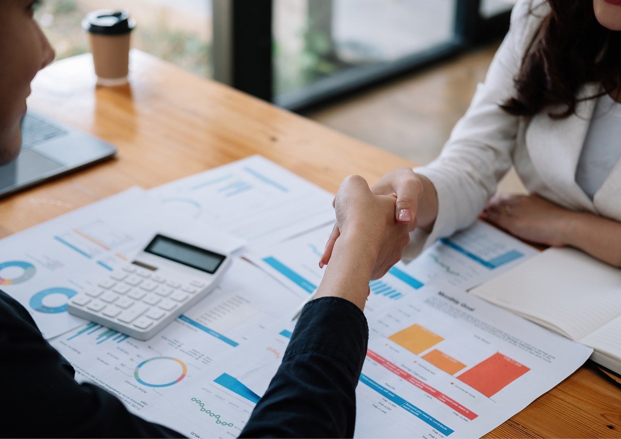 如何打造游戏技术支持辅助行业的良好形象和声誉。