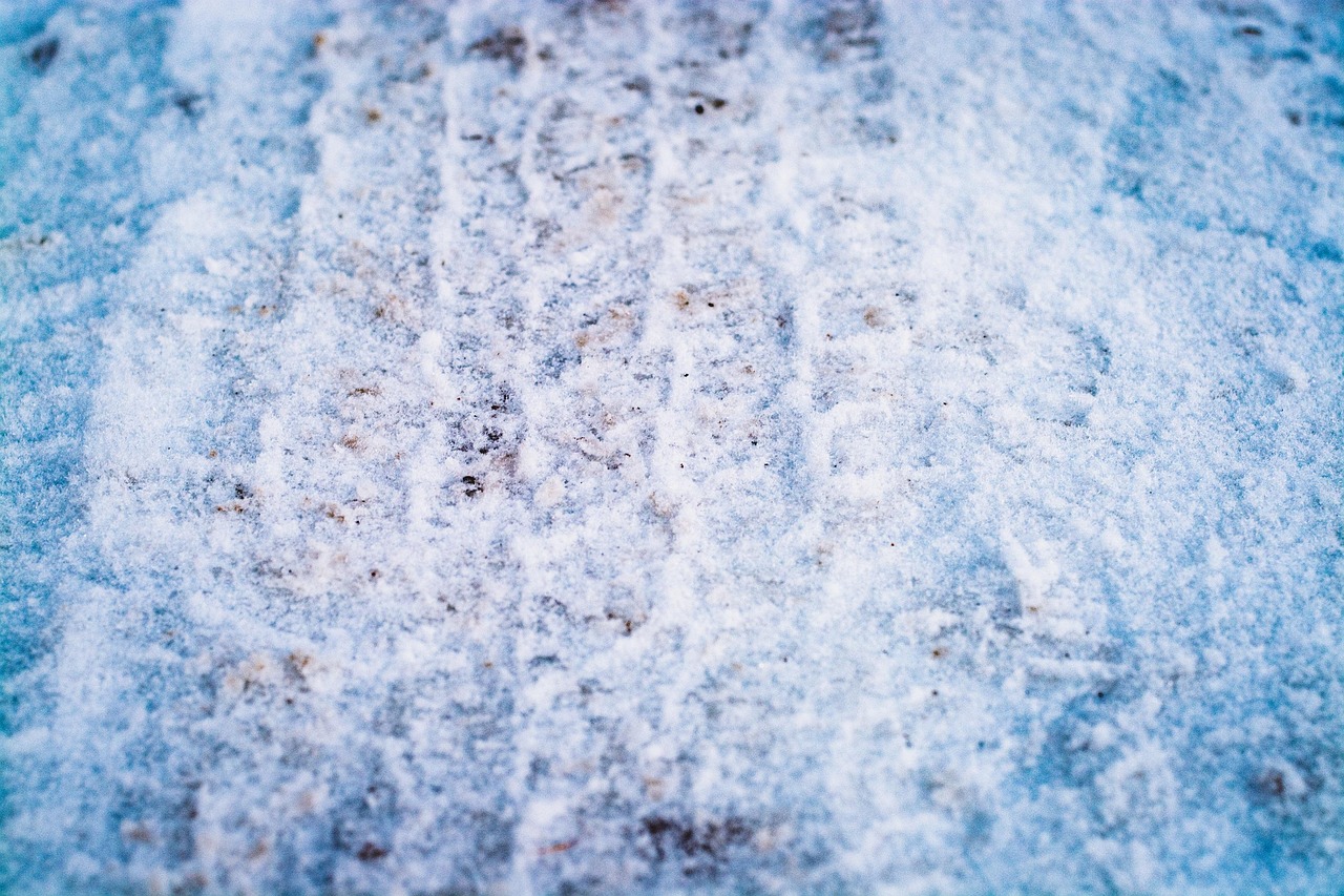 如何使用短信来提高客户体验和满意度？